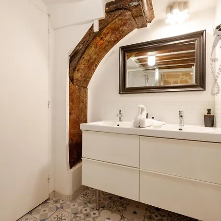 Superb Tiny House In Heart Of 1st! Apartment