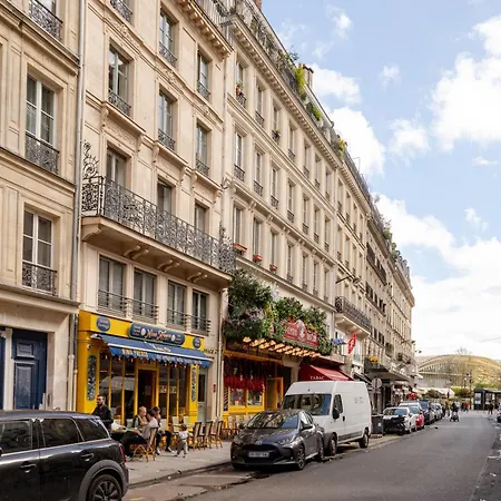 Superb Tiny House In Heart Of 1st! Paris