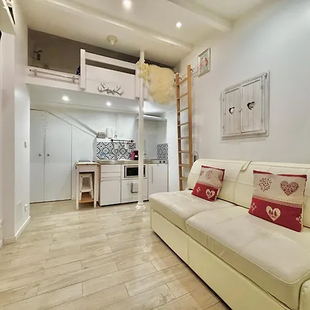 Superb Tiny House In Heart Of 1st! Paris