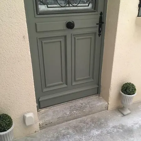 Superb Tiny House In Heart Of 1st! Apartment