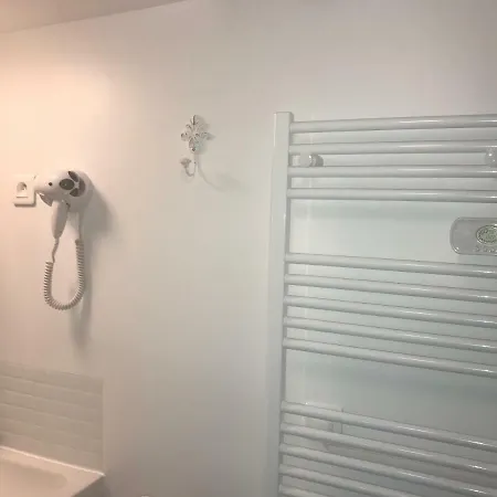 Superb Tiny House In Heart Of 1st! דירה *