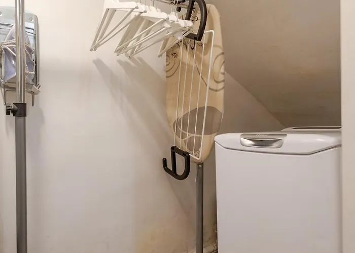 Superb Tiny House In Heart Of 1st!