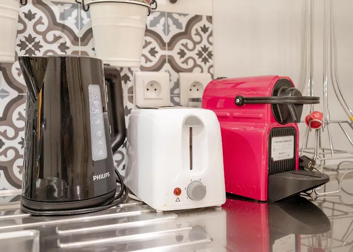 Superb Tiny House In Heart Of 1st! Parijs