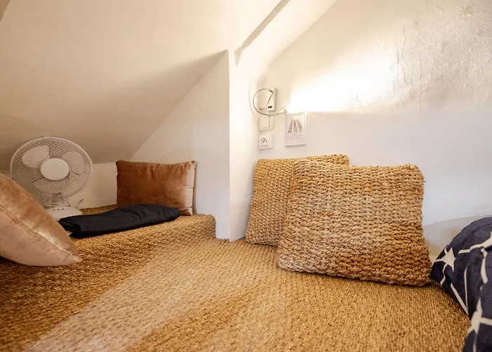 Superb Tiny House In Heart Of 1st! * Parijs