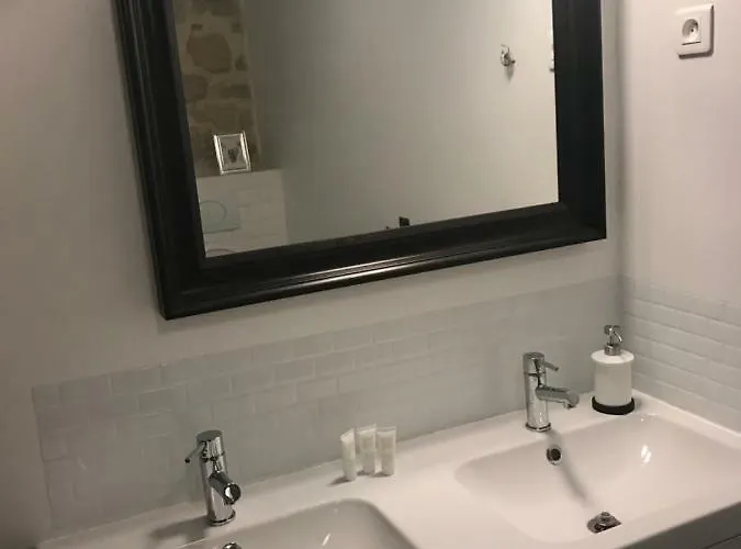 Superb Tiny House In Heart Of 1st! * Parijs