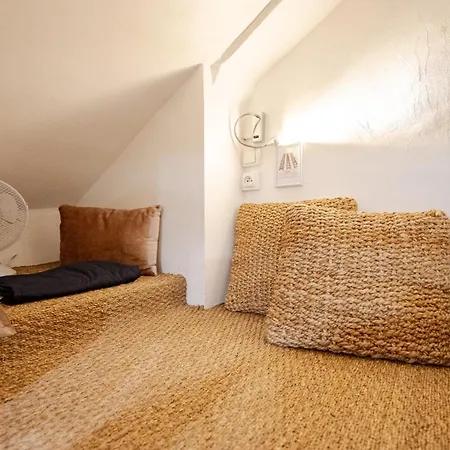 Superb Tiny House In Heart Of 1st! * Parijs