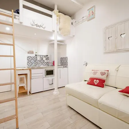 Superb Tiny House In Heart Of 1st! Appartement