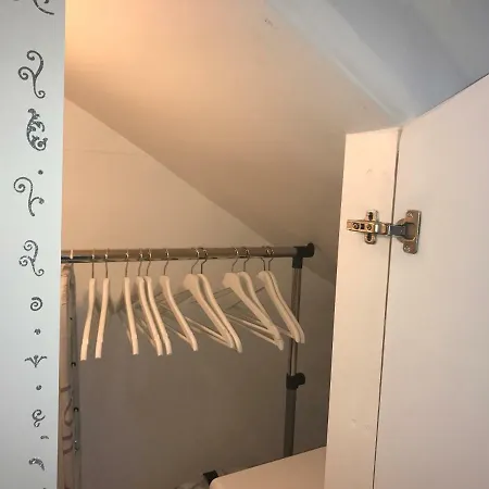 Superb Tiny House In Heart Of 1st! Appartement Parijs